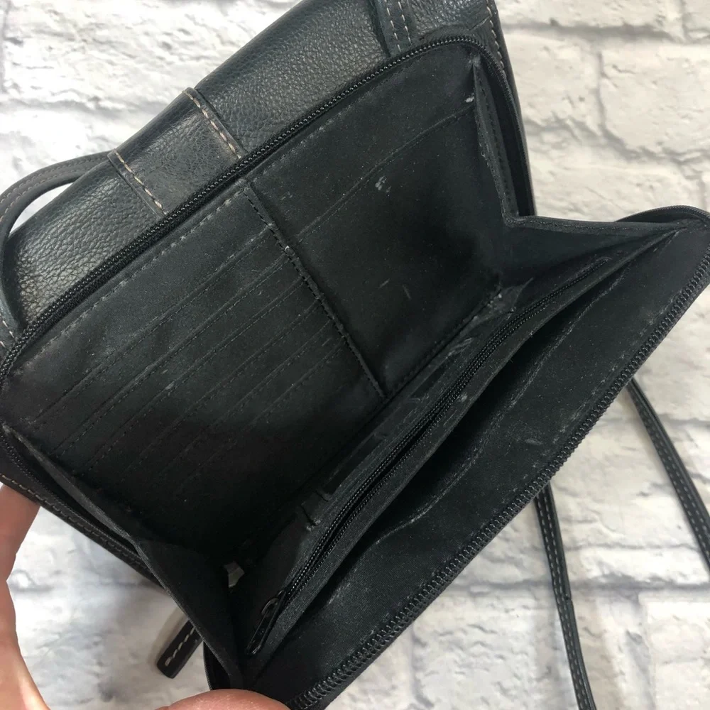 Fossil Vintage Leather Crossbody Shoulder Bag. Black pockets Zip Snap close